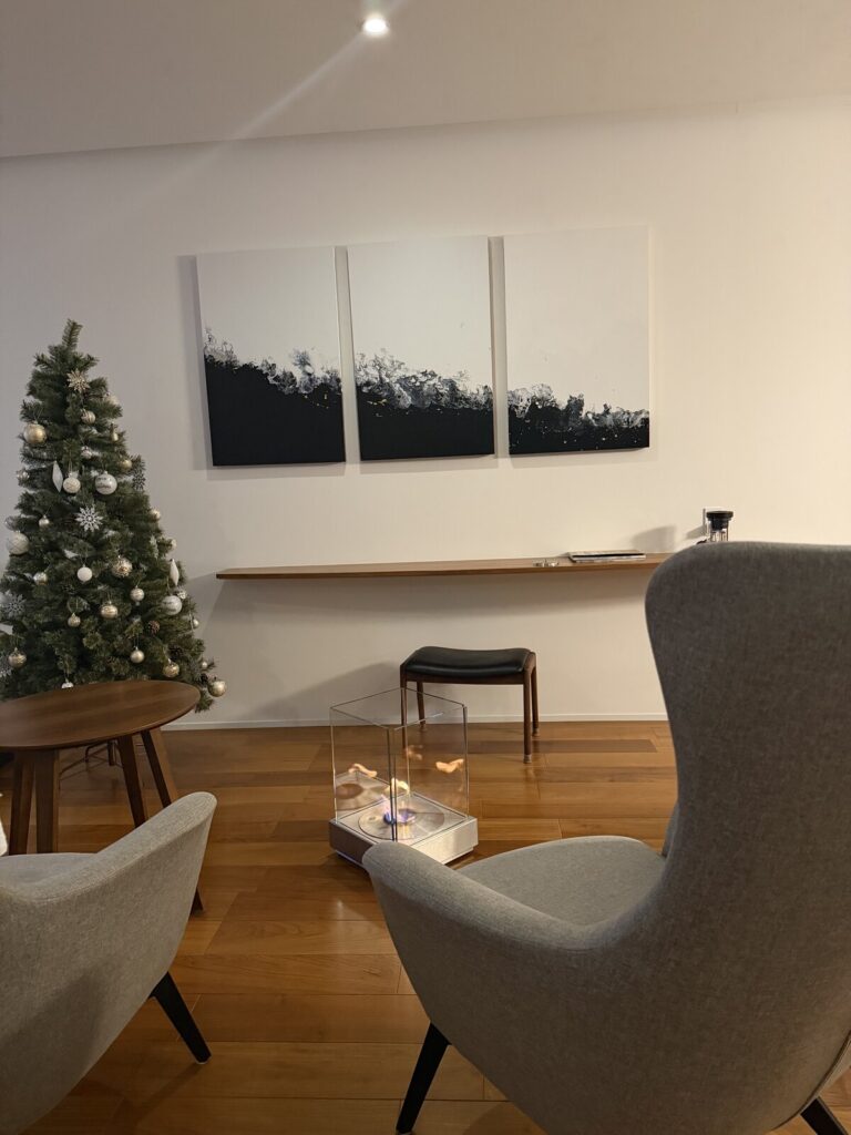 エタノール暖炉とクリスマスツリーが置かれたリビング
