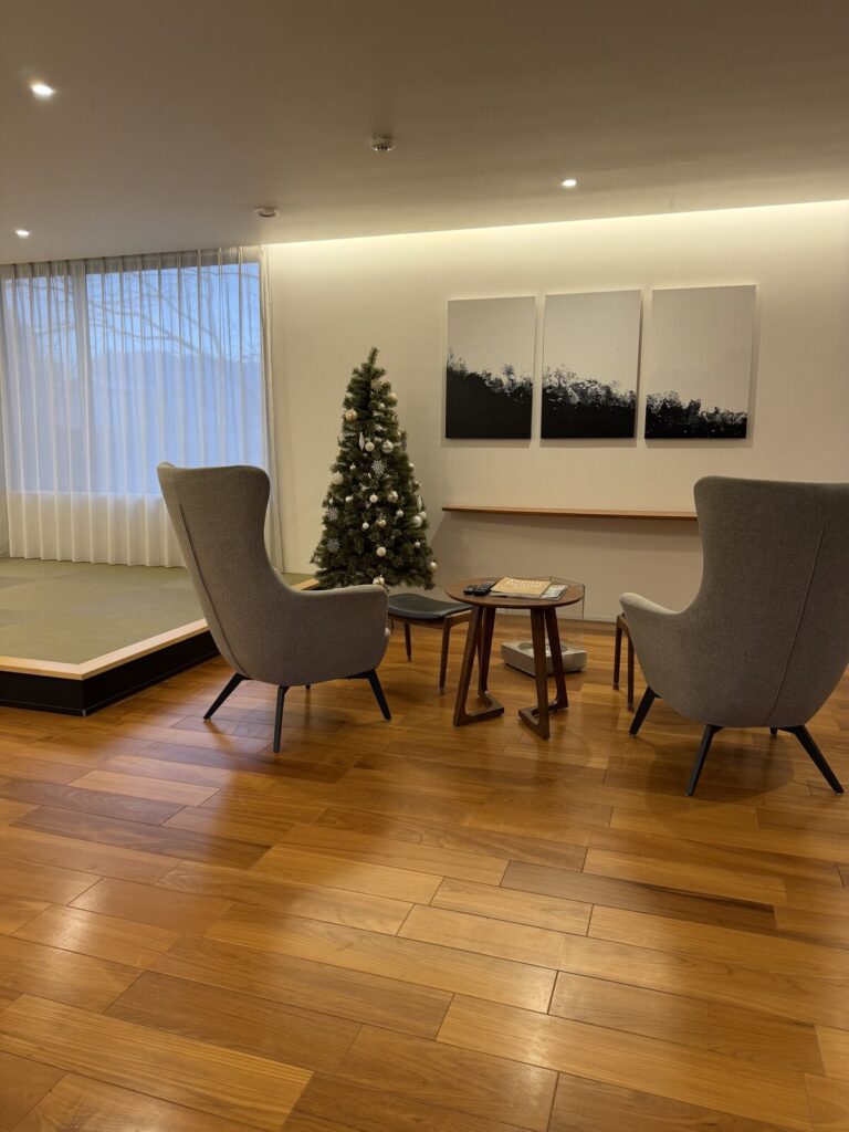 クリスマスツリーが飾られた客室のリビング