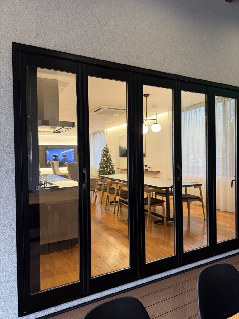 テラスの窓越しに見る客室内。ダイニングとクリスマスツリー